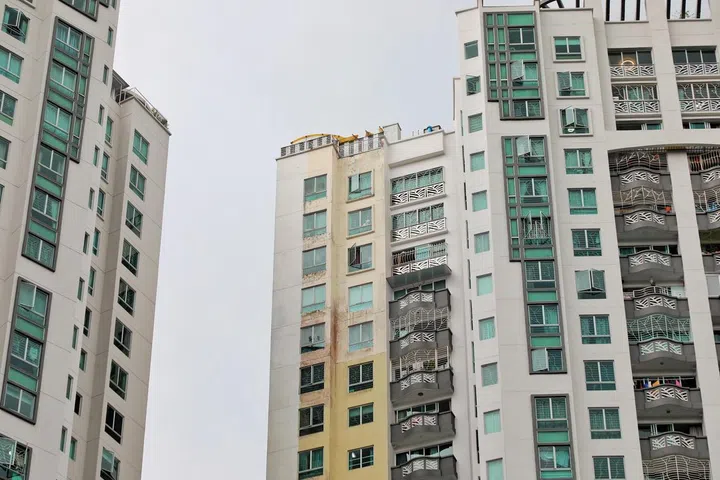 武吉巴督桂林景公寓共有五座住宅大楼，通往天台的楼梯是在顶楼单位内，必须获得屋主同意才能进入屋内，上到天台安装吊索系统，进行外墙粉刷。不过，其中一栋住在顶楼的一对夫妇被指不合作，拒绝让承包商进入单位。公寓分层地契管理委员会为此入禀国家法院。与其他楼栋相比，外墙明显陈旧失修，仍保留最初的黄漆。