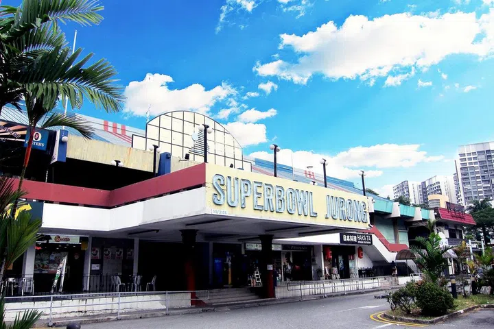 位于裕廊的贵族保龄球场（Super Bowl Jurong）推出市场求售，邀请买家表达竞标意向（expression of interest），预示价格为2000万元。这个综合娱乐房地产项目，坐落于园景路（Yuan Ching Road），地契为30年计自2002年1月1日。