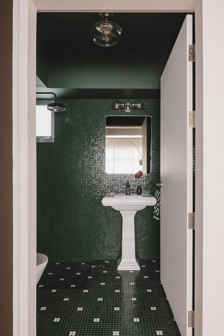 Tiles are from Mosaico+ Tanticolori selection in verde S TC0117. 