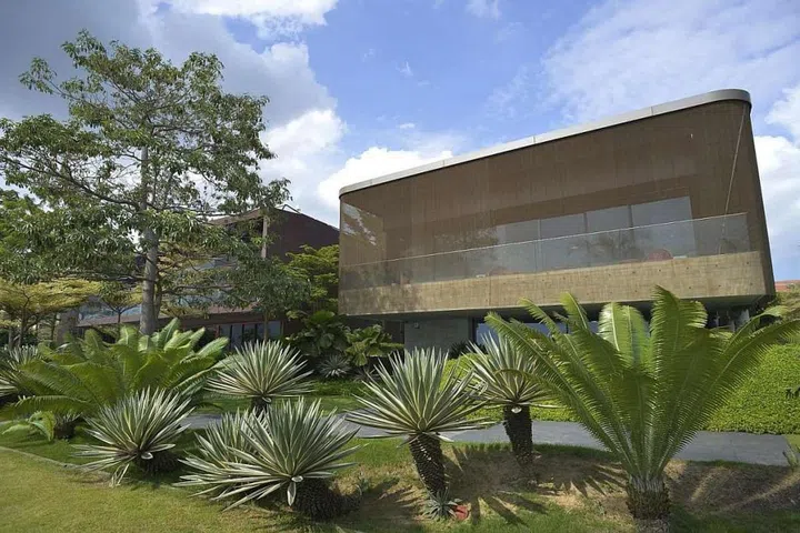 High-grade stainless steel curtain weighing 2,721 kg from Germany drapes the exterior of the house, providing privacy.