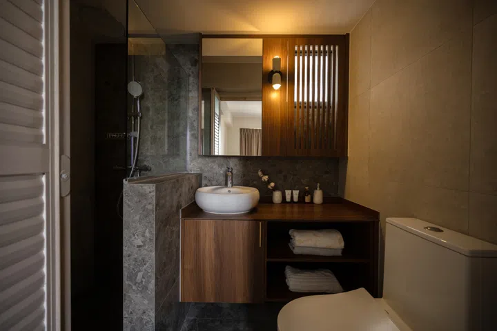 Split zones and smart screening make this small bathroom feel considered and calm. Image from Studio L’arc.