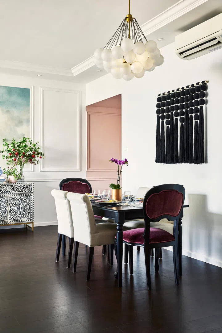 An open-concept dining room in a 3-bedroom condo along Balestier Road.