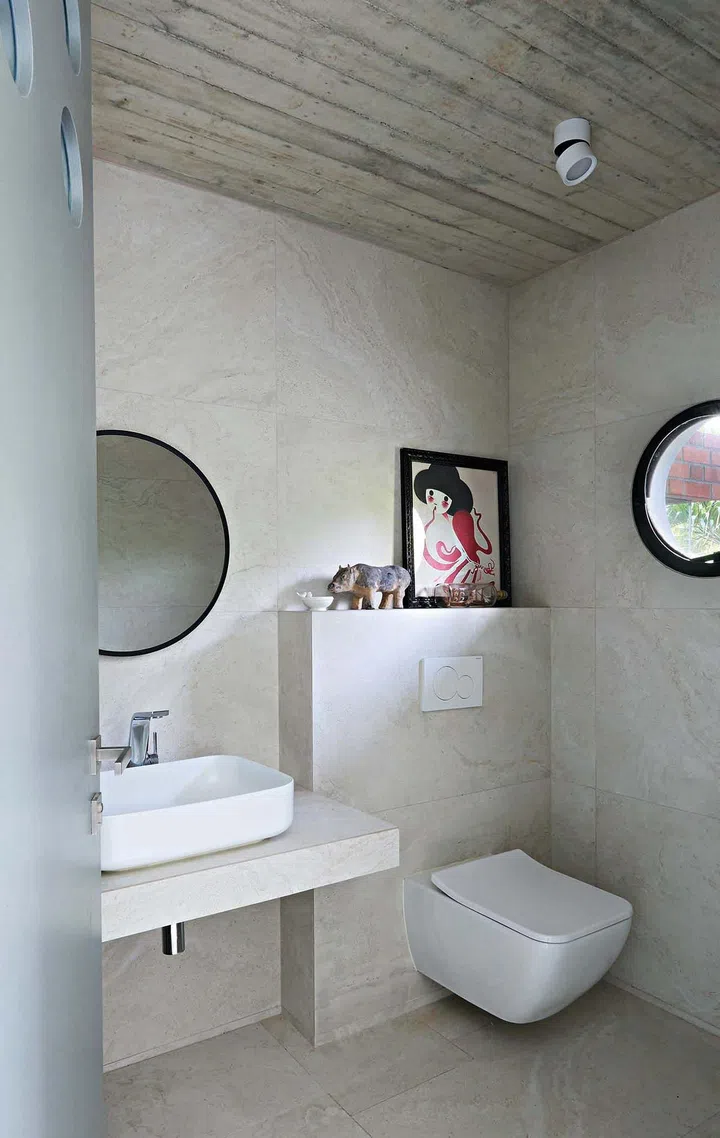 Pine wood formwork creates an interesting textured imprint on the off-form concrete ceiling.