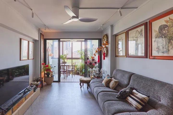 An unusual point block with only four units per floor drew Ivan to this four-room flat, offering the privacy and quiet he wanted.