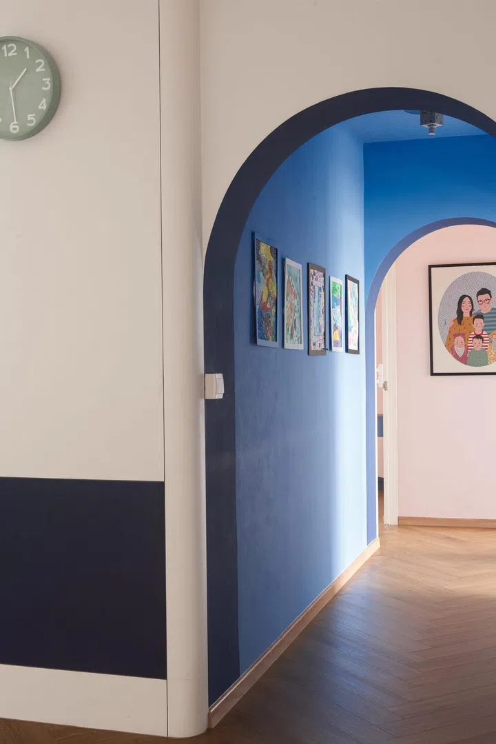 The passageway to the bedrooms in this 1,592 sq ft HDB executive apartment in Queenstown is now a gallery displaying the kids’ artworks. Painting it blue draws attention to this transitional space, typically given little attention.