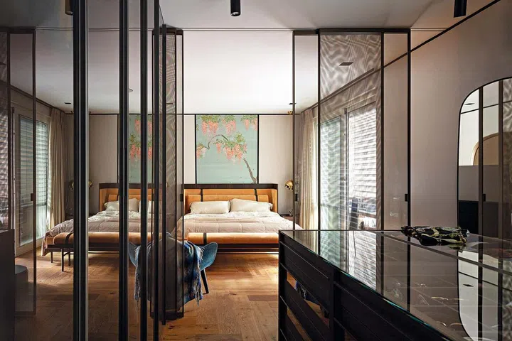 Twelve a.m. bed and bench by Molteni&C. Mad chair by Poliform. Sliding panels by Glas Italia.