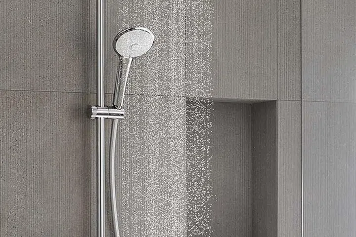 The GROHE Euphoria 260 shower system incorporates a thermostatic shower mixer with TurboStat technology that delivers water at the desired temperature within a fraction of a second and maintains it for the duration of the shower.