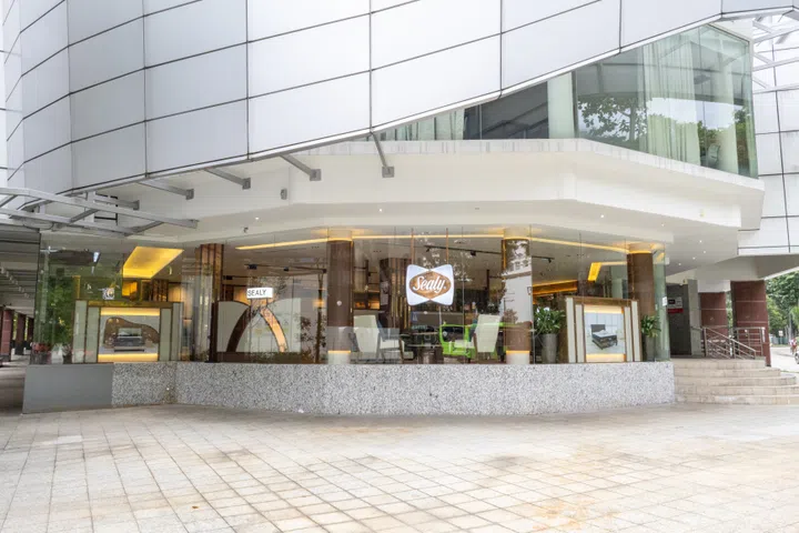 The 2-storey building comes with basement parking. Sealy’s patrons get to enjoy complimentary parking.