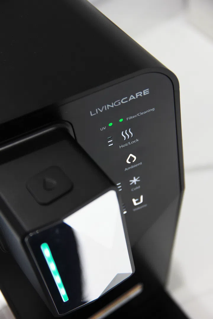 This smart water purifier dispenses water in various temperatures ranging from icy cold to near-boiling point.