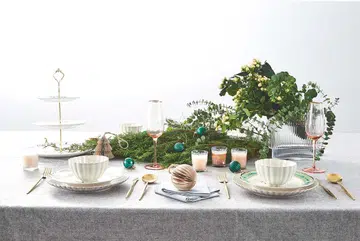 3 Christmas Dining Table Decor Ideas: Beautiful floral arrangements (Photo Veronica Tay, Styling Nonie Chen)