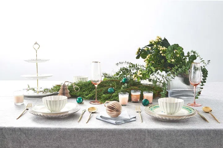 3 Christmas Dining Table Decor Ideas: Beautiful floral arrangements (Photo Veronica Tay, Styling Nonie Chen)