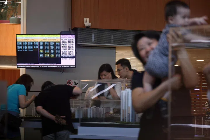 ST20240902_202442400887/pixgeneric/Jason Quah
Generic pix of people at HDB Hub in Toa Payoh on Sept 2, 2024.
public housing, property, home ownership, BTO, flat