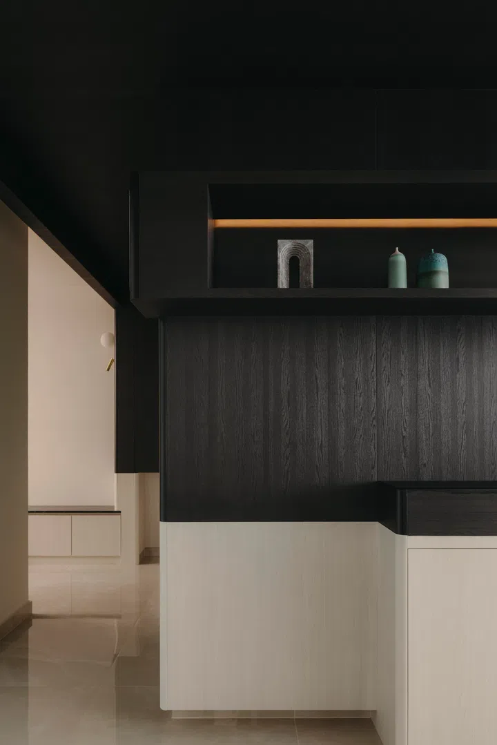 Ceramics and everyday objects from Japan and France are displayed with restraint, turning the shelf into a quiet vignette.