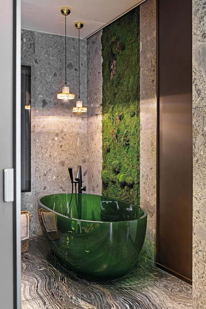 Bathtub in Cristalmood by Antonio Lupi. Lighting fixtures by Tom Dixon.