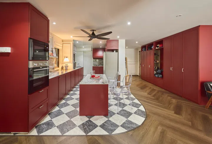 A curved transition marks the shift from herringbone vinyl flooring to checkerboard tiles, defining the kitchen without enclosing it.