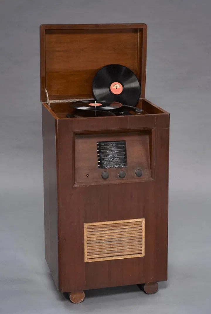 A radiogram with Plessey autochanger and two HMV 78rpm records from 141 Neil Road. Photo: Courtesy of Peranakan Museum