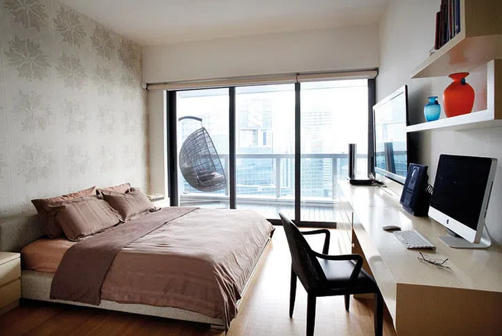 Neutral hues – from the beddings to the wood elements – keep the master bedroom in this 4-bedroom Marina Bay Residences condominium warm and cosy-looking.