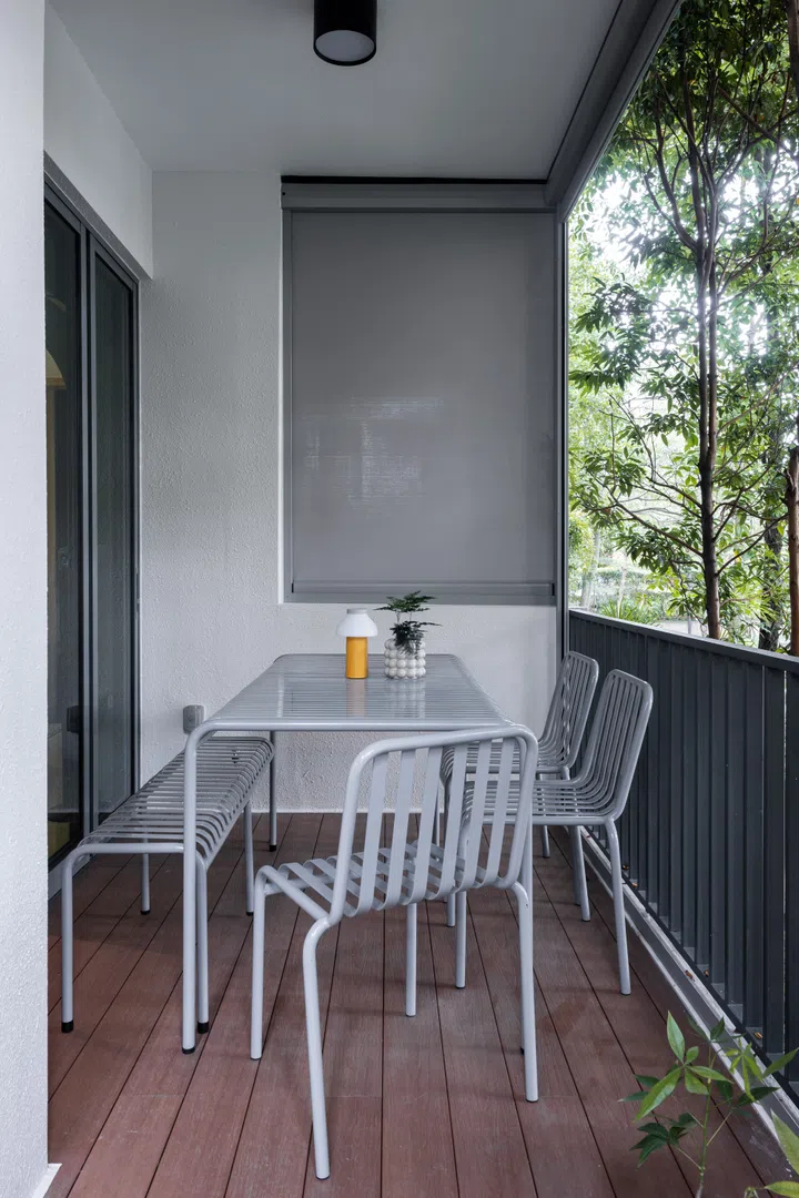 The very large outdoor patio with 10-seater dining table. 