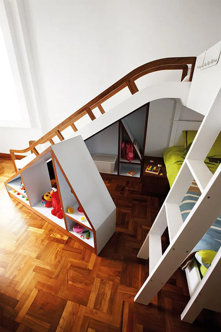 A slide makes getting up in the mornings a treat for the young daughter. Interior design by Lekker Design