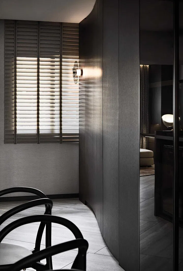 Curved storage space made of dark wood as a contrasting element