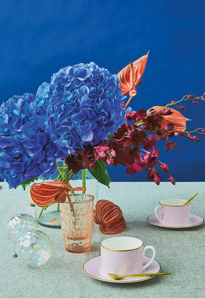 3 Christmas Dining Table Decor Ideas: Beautiful floral arrangements (Photo Veronica Tay, Styling Nonie Chen)
