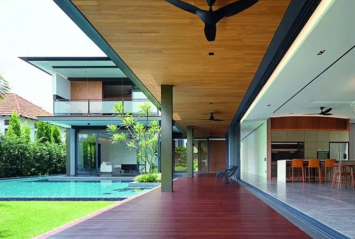 The L-shaped building hugs a deliberately undulating lawn and swimming pool, imparting a sense of porosity throughout. (Photo: Fabian Ong)