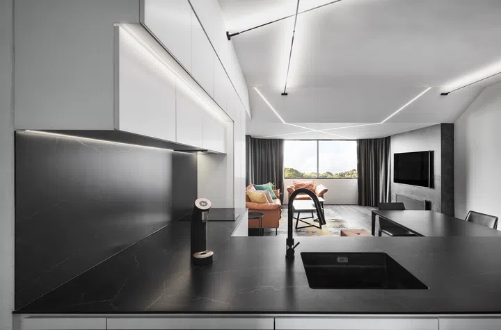 For Kelvin, the island is a design signature. “Most of my projects come with a kitchen island,” he notes—a detail that creates both a practical surface and a natural gathering spot.