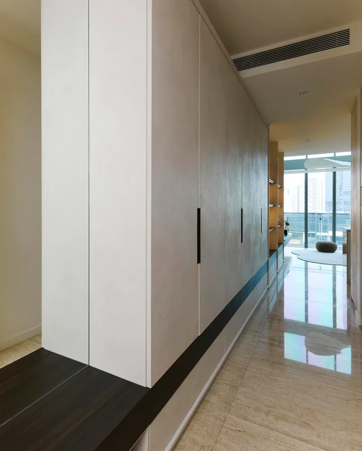 Flush cabinetry along the corridor maximises space without compromising on the home’s clean lines and refined material palette.