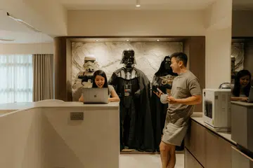 Life-sized Star Wars figures are set against a hand-plastered feature wall, where controlled lighting and warm tones keep the display striking without overwhelming the space.
