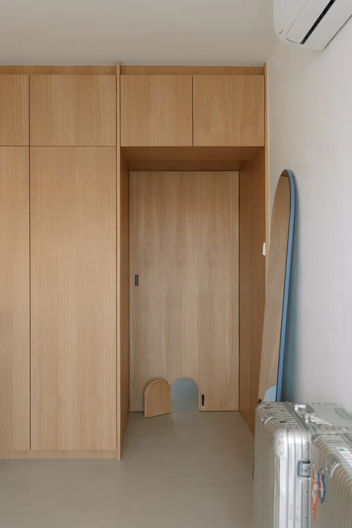 Cut into the bedroom door, a discreet arched cat door allows Yquem and Lafite to roam freely while blending seamlessly into the bespoke joinery.
