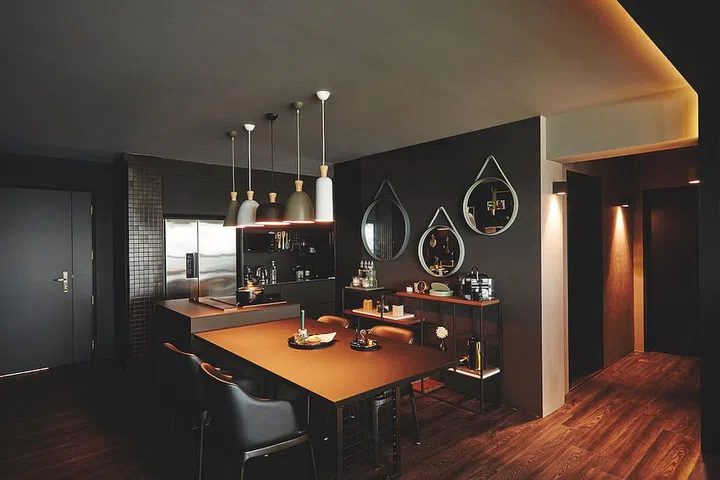 The dining table comes with quality materials such as anti-rust and anti-corrosion galvanised steel for the legs.