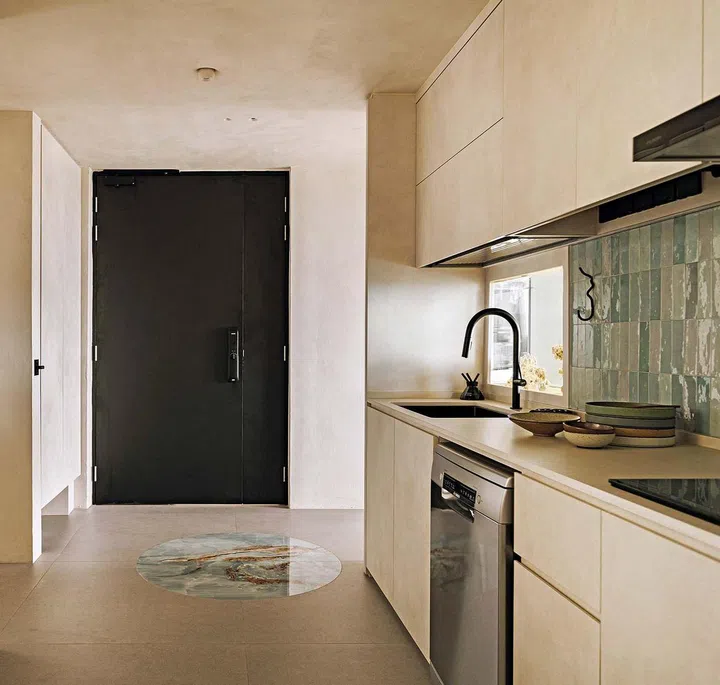 The backsplash tiles in the kitchen reflect the different hues of the sea.