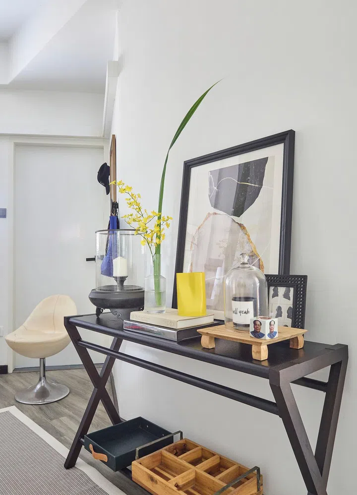 A console with decor in this 1,080 sq ft 2-bedroom Bayshore Park condo.