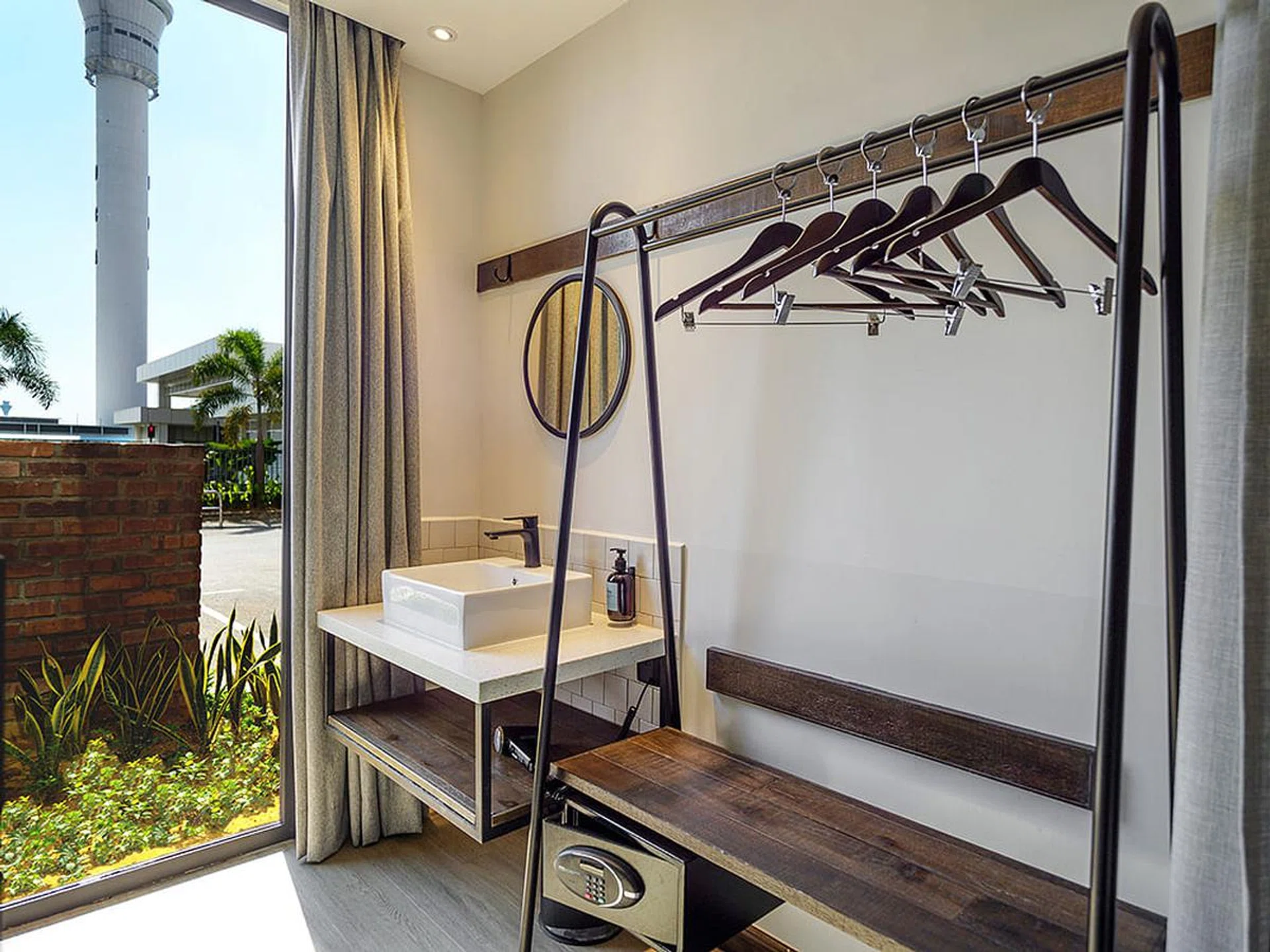 96499-klia2_3gardenwingroom