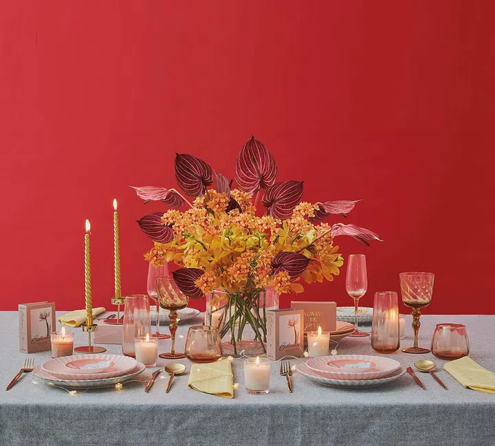 3 Christmas Dining Table Decor Ideas: Beautiful floral arrangements (Photo Veronica Tay, Styling Nonie Chen)