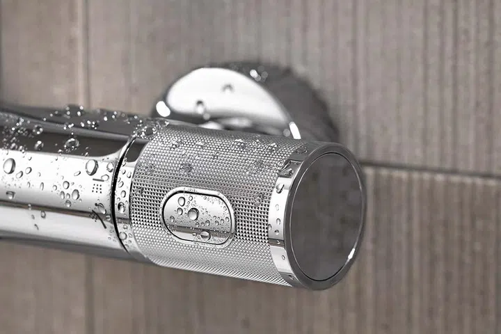 Water temperature is an essential part of a relaxing shower and this lies at the heart of the GROHE Euphoria 260 shower system.