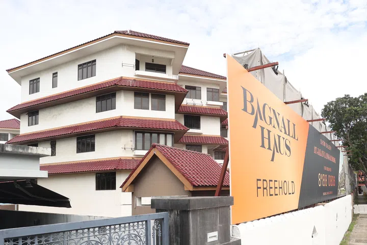 位于东海岸路上段的私宅项目Bagnall Haus外观。Bagnall Haus是由永久地契项目Bagnall Court重新发展的项目，将于2025年1月18日开卖。