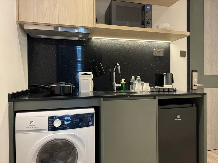 Fully equipped kitchenette space with washer-dryer at Coliwoo River Valley 268.