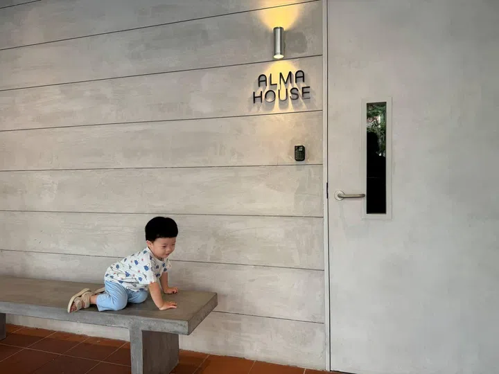 Alma House’s rooms are child and pet-friendly.