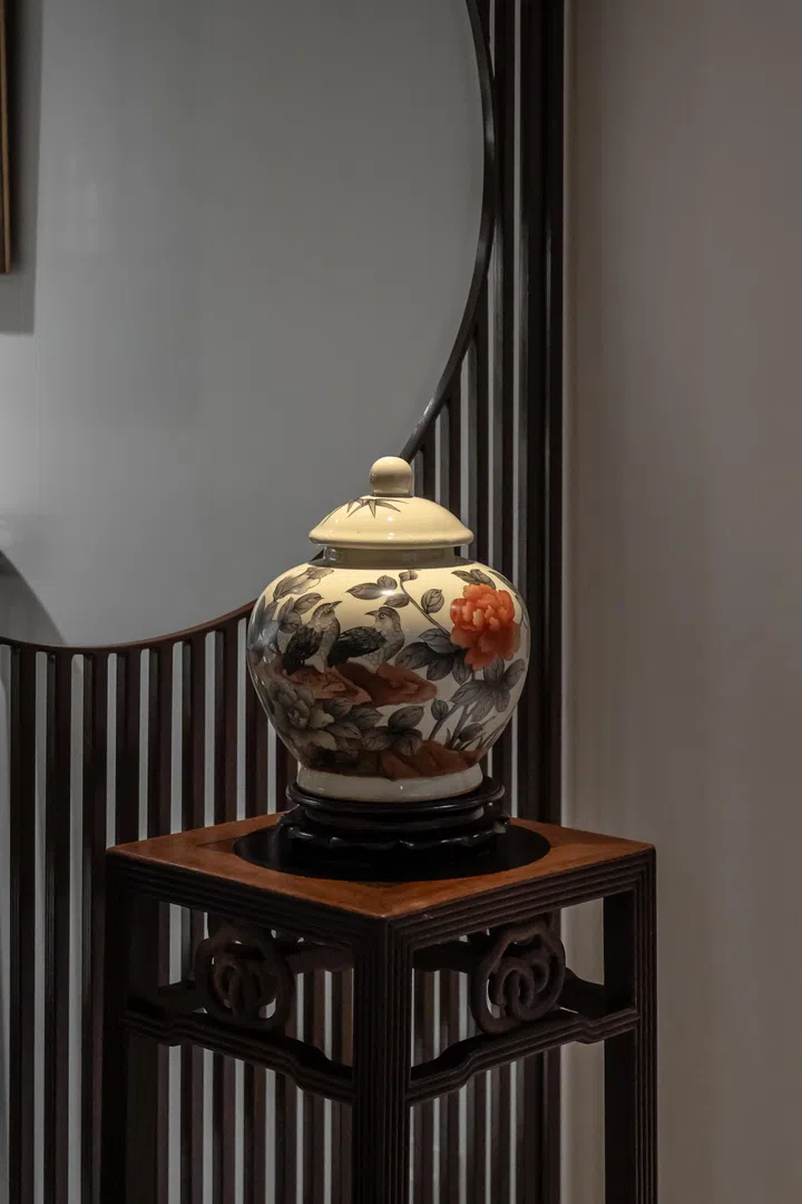 Instead of accessorising her home with contemporary artwork or decorative lighting, it’s Doris’ curation of peony, crackle glaze, dragon, and classic blue and white vases that take centre stage. 