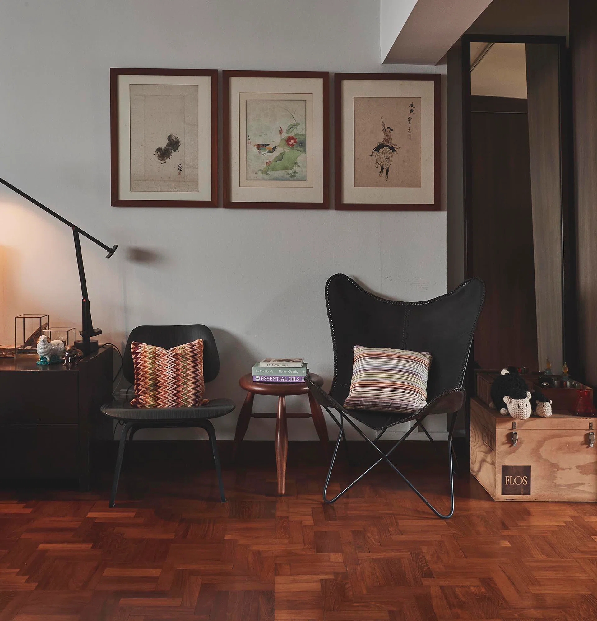 A slant of a wooden butterfly stool here, a solid brown leather back of a real Acanto there…