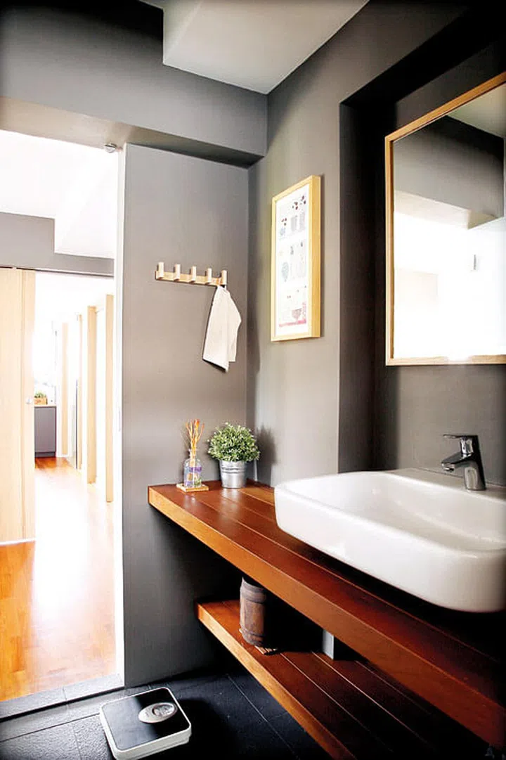 The use of wood fittings in the washroom gives it a resort-like feel.