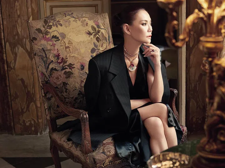 High Jewelry Divas Dream镶嵌了珍珠贝母、粉红欧泊、綠松石、红碧玺和19颗璀璨切割钻石项链;镶嵌了圆形切割碧玺的High Jewelry Serpenti粉红金钻石戒指/Bvlgari。丝绸缎长裙配超大外套/Bottega Veneta。