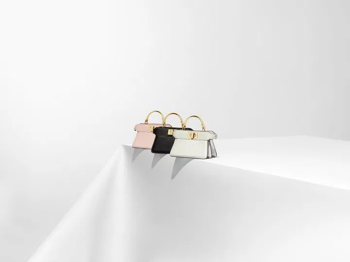 Fendi Peekaboo ISEEU Micro手袋。Photo Credit: Philippe Lacombe