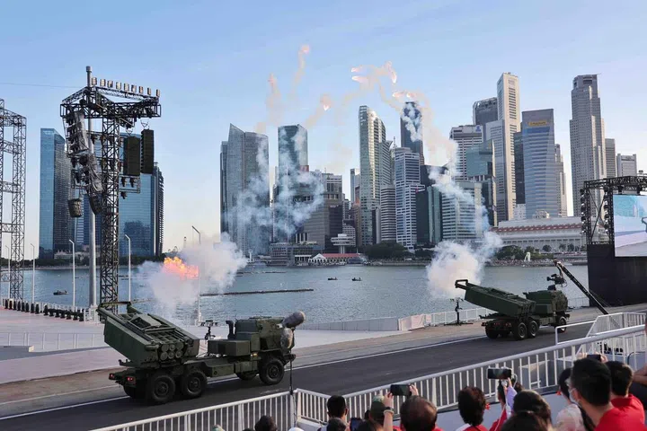 2022年新加坡国庆庆典第三场国民教育演出于7月16日在滨海湾浮动舞台登场，逾万名公众与小学五年级学生齐聚一堂为新加坡庆生。全面防卫表演将现场气氛推向高潮，当战斗机震耳欲聋地划过天际、一辆辆装甲战车驶过舞台时，学生们纷纷发出欢呼声。