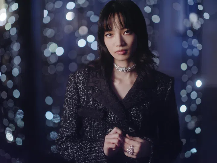 日本女星Nana Komatsu佩戴Aim For The Stars项链及戒指。