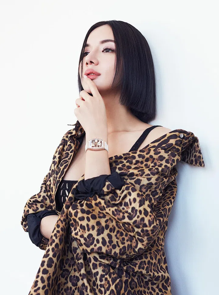 羊毛针织文胸搭配尼龙豹纹派克大衣/Valentino；The Vanguard Rose Skeleton 腕表/Franck Muller。