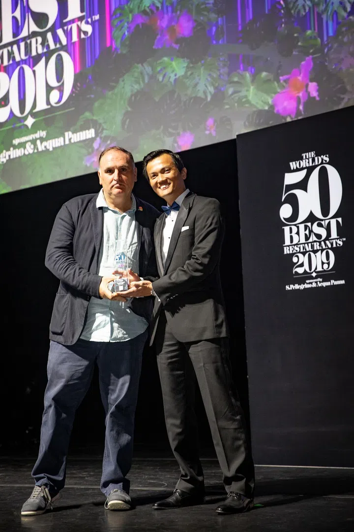 The winner of the American Express Icon Award is José Andrés, the award is presented by Ho Yat-Wai, American Express.