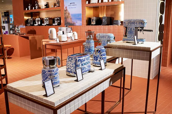喜爱意大利品牌或海岛风情氛围？Smeg与 Dolce & Gabbana最系列的联之作Blu Mediterraneo，必会让你眼前一亮。
