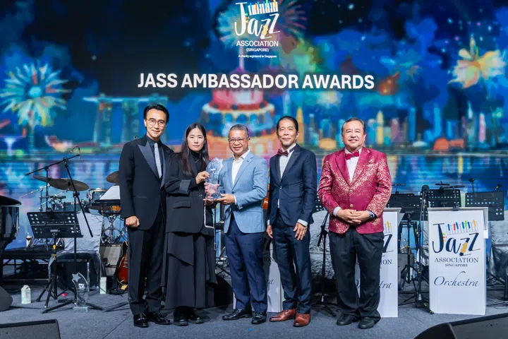 ICON作为晚宴官方中文媒体，由杂志艺术总监陈景华代表领奖。